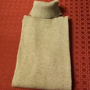 Ladies small fitted turtleneck blouse. Apt 9.